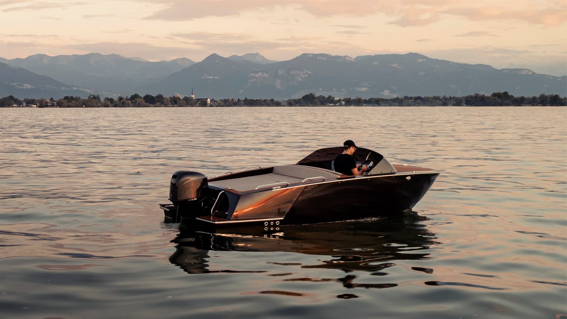 VTS Boats Flying Shark 5.7 Capri Classic